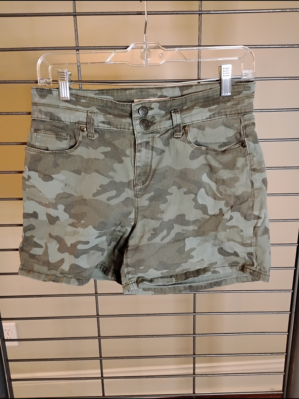 Camo Print Women’s Shorts - Olive Green‎ Size 9 Regular